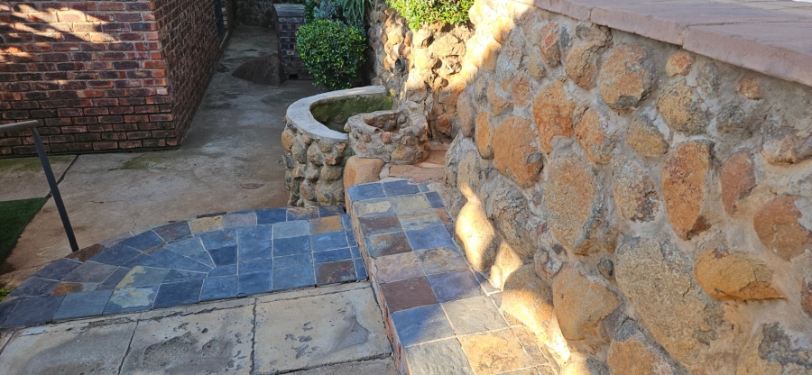 5 Bedroom Property for Sale in Langenhovenpark Free State